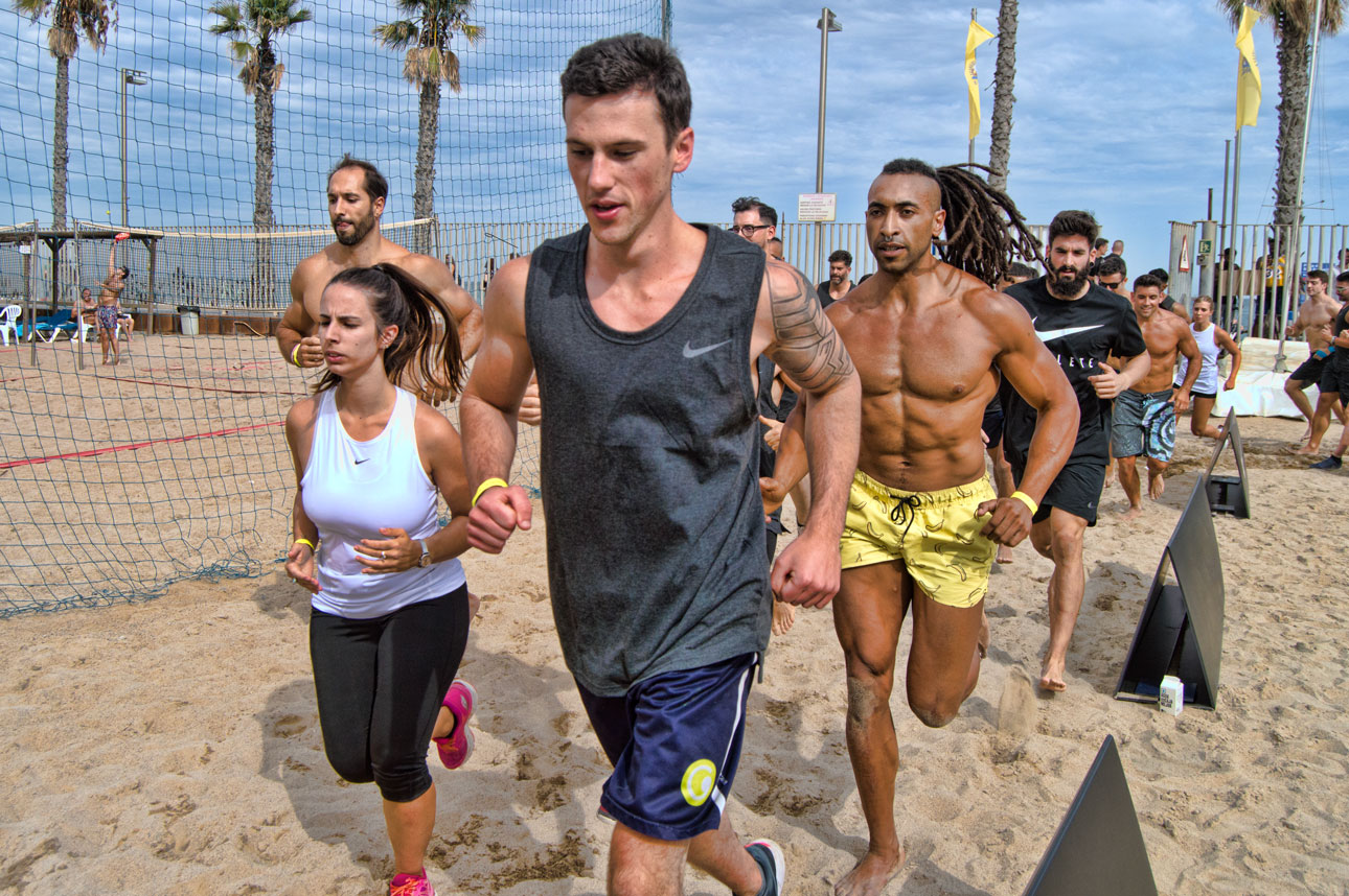 chicos corriendo para iniciar la gymcana