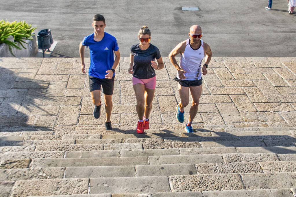 Ejercicios de fuerza. Runners entrenando fuerza y explosividad subiendo escaleras, ideal para mejorar potencia y resistencia.